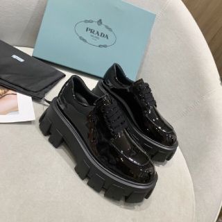 PRADA 厚底ローファー