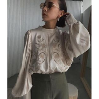 アメリヴィンテージ(Ameri VINTAGE)のameri vintage LADY EMBROIDERY PUFF BLOUS(シャツ/ブラウス(長袖/七分))