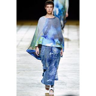 イッセイミヤケ(ISSEY MIYAKE)の専用　イッセイミヤケ2018SS レアな地球柄　円形美しいトップスケープ　未使用(チュニック)