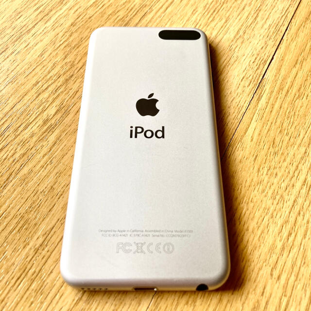 Apple(アップル)のiPod touch ME643J/A 16GB ブラック／シルバー　値下げ スマホ/家電/カメラのオーディオ機器(ポータブルプレーヤー)の商品写真