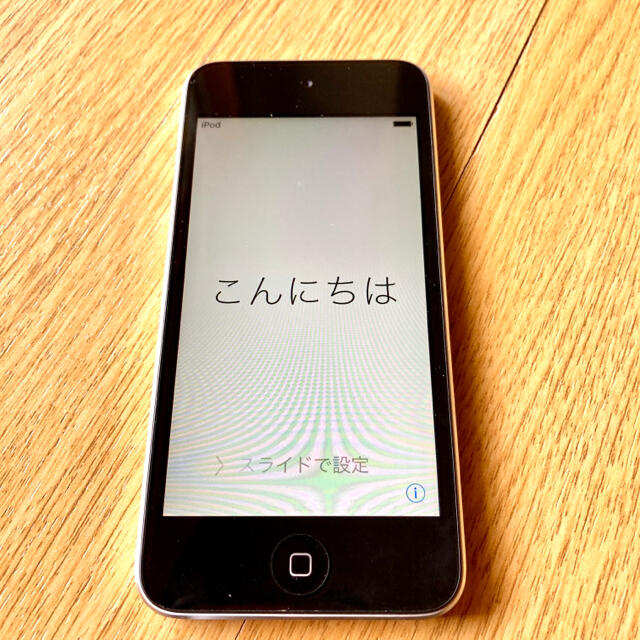 Apple(アップル)のiPod touch ME643J/A 16GB ブラック／シルバー　値下げ スマホ/家電/カメラのオーディオ機器(ポータブルプレーヤー)の商品写真