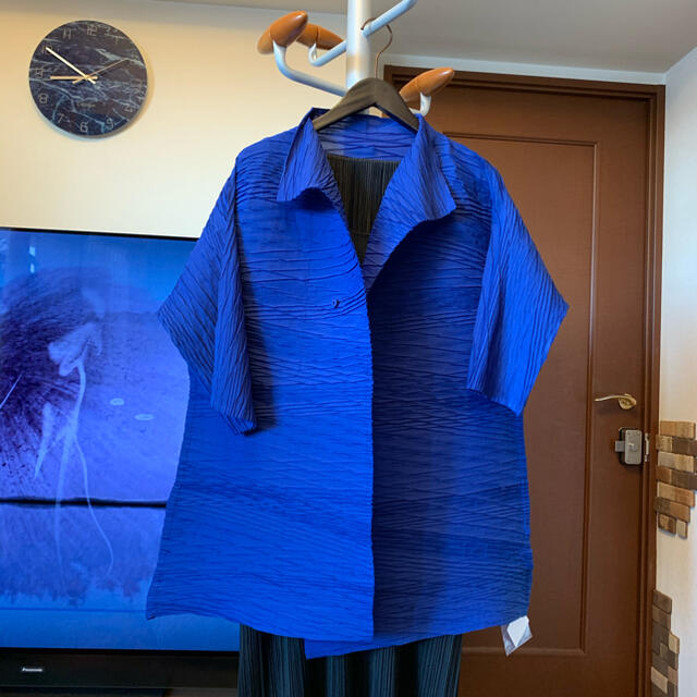 当社の ISSEY MIYAKE イッセイミヤケ２０１９年 美しい造形的な羽織り 