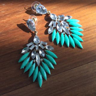 ザラ(ZARA)のビジュー大振りピアス グリーン(ピアス)