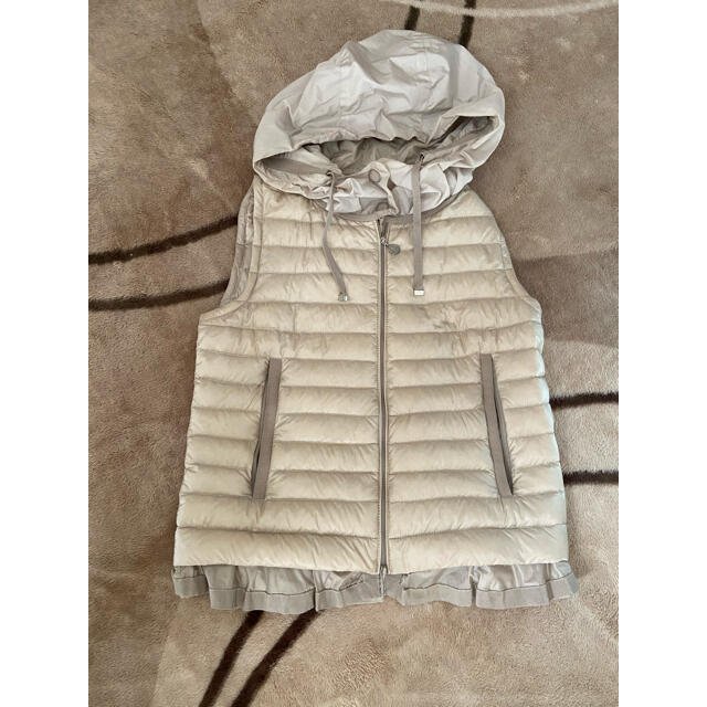 MONCLER(モンクレール)のモンクレール　MONCLER LUCILA Sサイズ　ダウンベスト　ベージュ レディースのジャケット/アウター(ダウンベスト)の商品写真