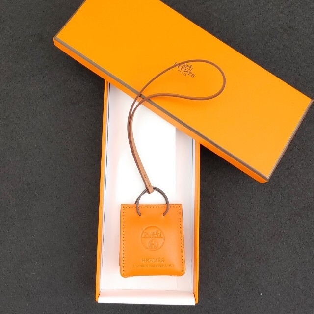 Hermes(エルメス)のフランス購入 新品未使用 エルメス サックオランジュ オレンジ レディースのアクセサリー(チャーム)の商品写真