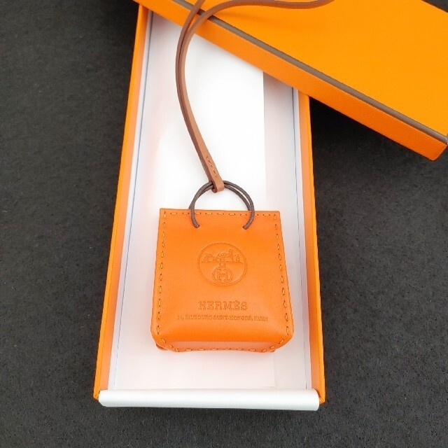 Hermes(エルメス)のフランス購入 新品未使用 エルメス サックオランジュ オレンジ レディースのアクセサリー(チャーム)の商品写真