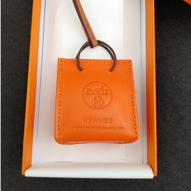 Hermes(エルメス)のフランス購入 新品未使用 エルメス サックオランジュ オレンジ レディースのアクセサリー(チャーム)の商品写真