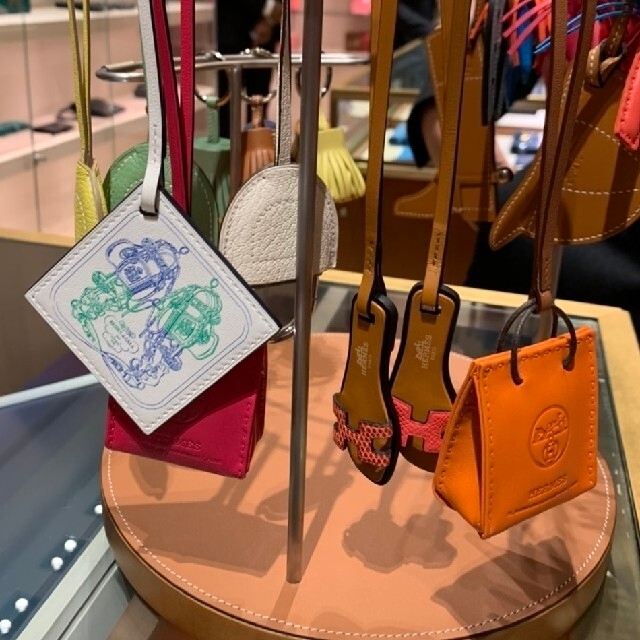 Hermes(エルメス)のフランス購入 新品未使用 エルメス サックオランジュ オレンジ レディースのアクセサリー(チャーム)の商品写真