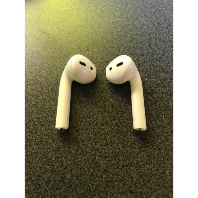 Apple(アップル)のAirPods 第1世代 正規品 中古品 スマホ/家電/カメラのオーディオ機器(ヘッドフォン/イヤフォン)の商品写真