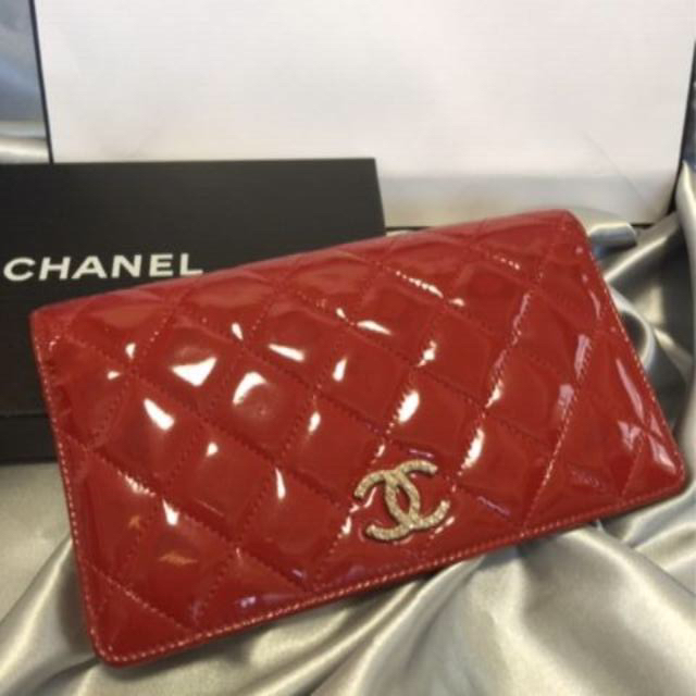 CHANEL(シャネル)の8907　シャネル　マトラッセ　二つ折長財布　エナメル　赤系 レディースのファッション小物(財布)の商品写真