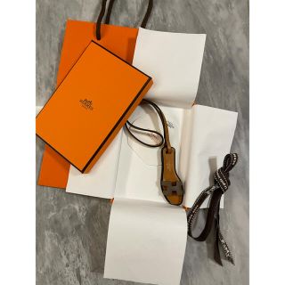 Hermes - 新品 エルメス オランチャーム エトゥープ サンダルチャーム