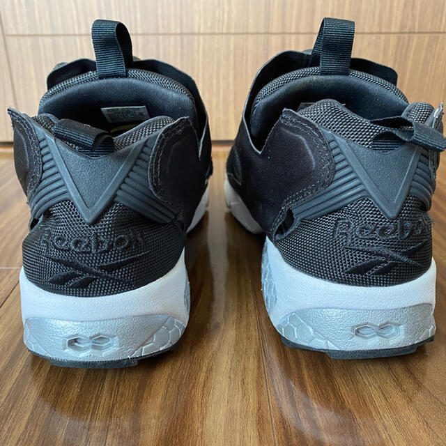 Reebok(リーボック)の（美品）リーボック　ポンプフューリー　黒　カラーカスタム メンズの靴/シューズ(スニーカー)の商品写真