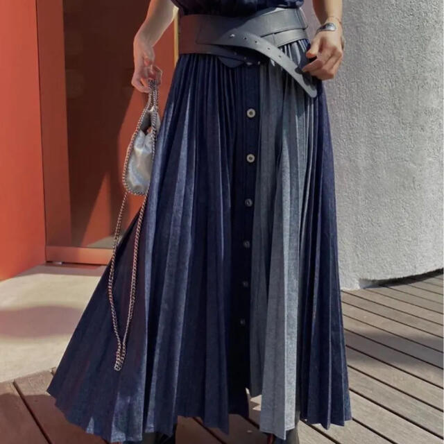 Ameri VINTAGE(アメリヴィンテージ)のAmeri VINTAGE  DENIM PLEATS SKIRT   レディースのスカート(ロングスカート)の商品写真
