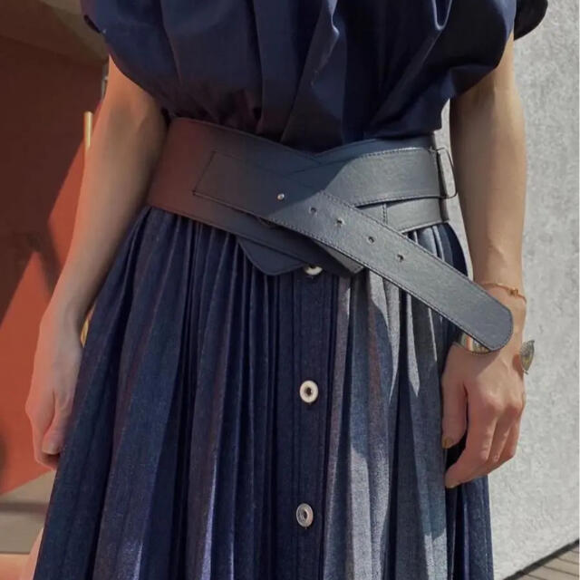 Ameri VINTAGE(アメリヴィンテージ)のAmeri VINTAGE  DENIM PLEATS SKIRT   レディースのスカート(ロングスカート)の商品写真