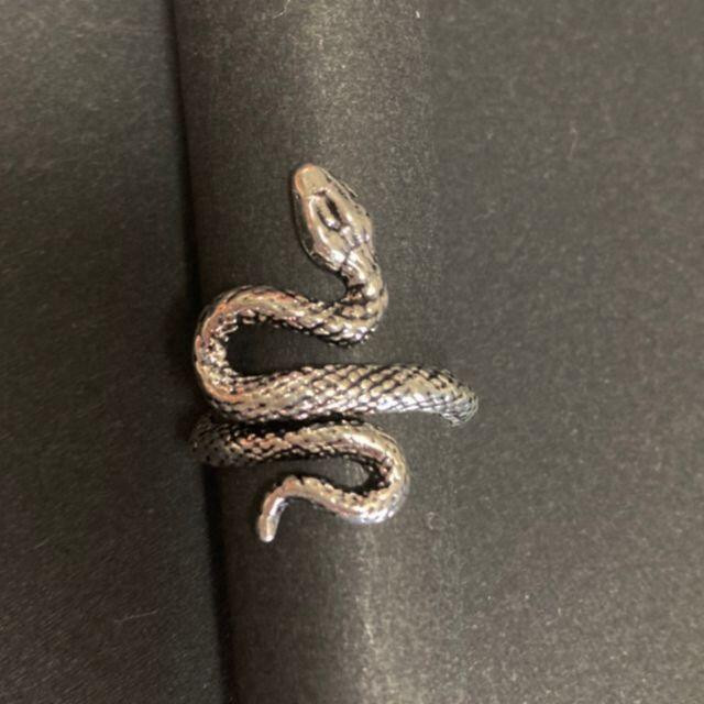 【Z50】銀色の蛇の指輪　スネークリング レディースのアクセサリー(リング(指輪))の商品写真