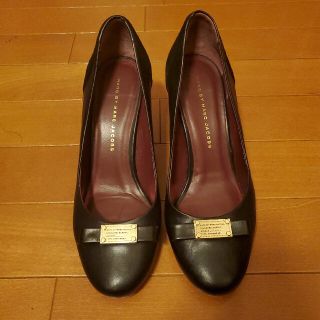 マークバイマークジェイコブス(MARC BY MARC JACOBS)の【MARC BY MARC JACOBS】タキシード　ロゴプラーク　パンプス　黒(ハイヒール/パンプス)