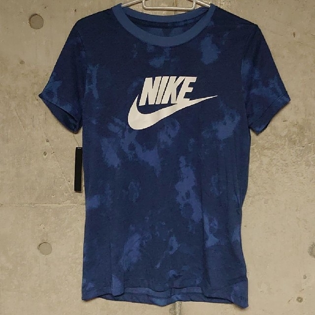 NIKE(ナイキ)の【Mサイズ】NIKE ナイキ Tシャツ 迷彩 ブルー レディース レディースのトップス(Tシャツ(半袖/袖なし))の商品写真