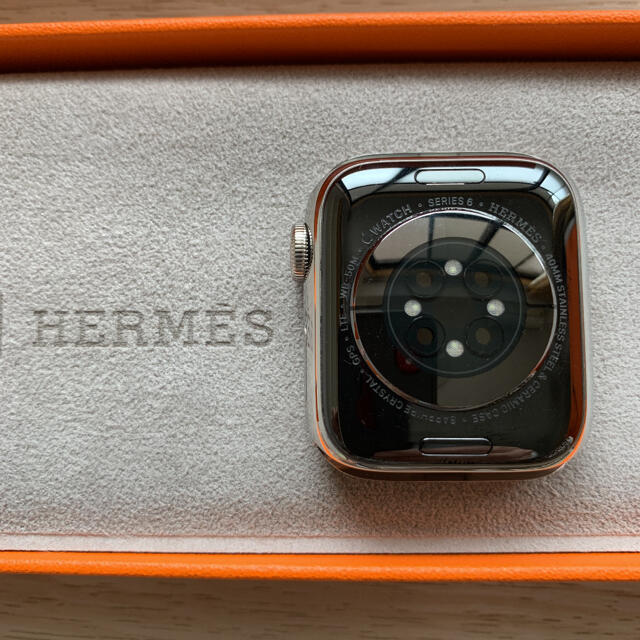 Hermes(エルメス)のビビ様専用　アップルウォッチ　エルメス　入手困難品エトゥープ　series6 レディースのファッション小物(腕時計)の商品写真