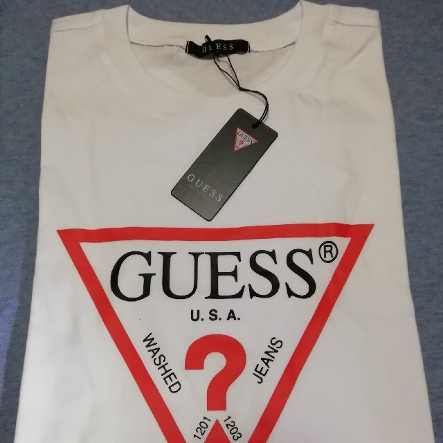 GUESS(ゲス)のゲスGUESS　ユニセ　M白半袖 レディースのトップス(Tシャツ(半袖/袖なし))の商品写真