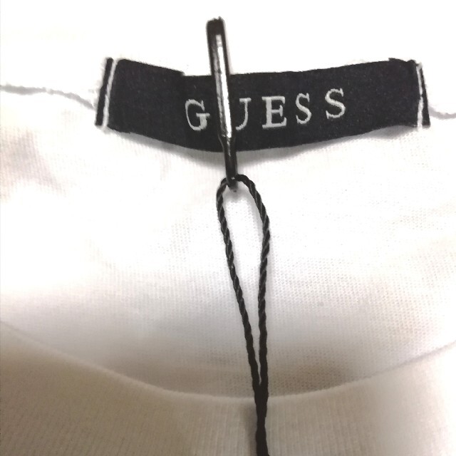 GUESS(ゲス)のゲスGUESS　ユニセ　M白半袖 レディースのトップス(Tシャツ(半袖/袖なし))の商品写真