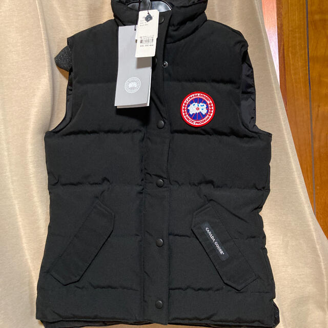 CANADA GOOSE(カナダグース)のカナダグース　ダウンベスト　新品 レディースのジャケット/アウター(ダウンベスト)の商品写真