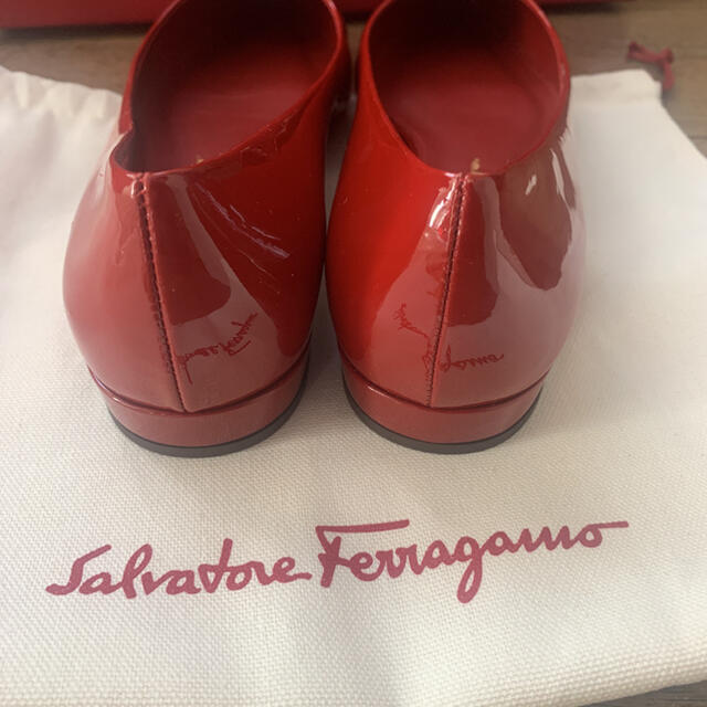 Ferragamo(フェラガモ)の新品未使用　フェラガモ　エナメルフラットシューズ　36 レディースの靴/シューズ(ハイヒール/パンプス)の商品写真