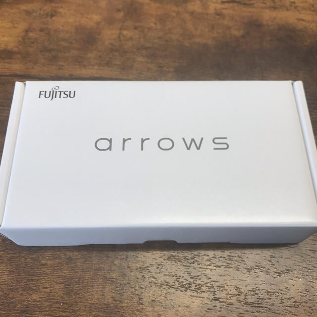 arrows(アローズ)のarrows rx ゴールド　未開封品 スマホ/家電/カメラのスマートフォン/携帯電話(スマートフォン本体)の商品写真