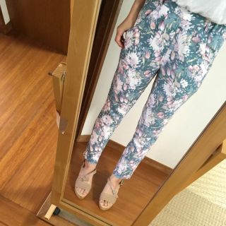 レイカズン(RayCassin)の花柄テーパードパンツ✨(クロップドパンツ)