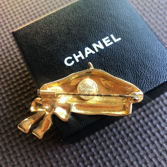 CHANEL(シャネル)のレア☆CHANEL ヴィンテージシャネル 帽子モチーフ ゴールドブローチ レディースのアクセサリー(ブローチ/コサージュ)の商品写真