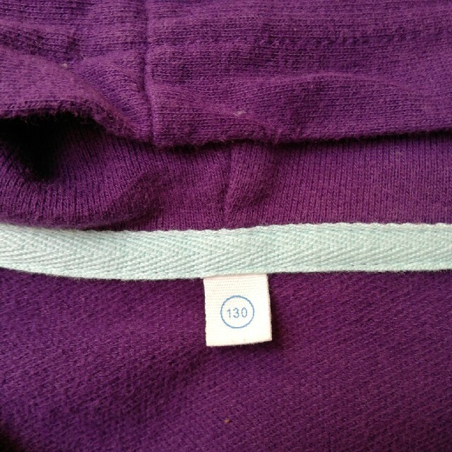 UNIQLO(ユニクロ)のユニクロ　フード付きパーカー　パープル　サイズ130  キッズ/ベビー/マタニティのキッズ服女の子用(90cm~)(ジャケット/上着)の商品写真
