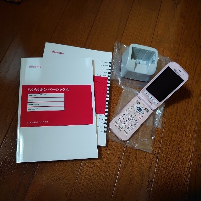 NTTdocomo(エヌティティドコモ)のらくらくホンベーシックF−01G　ピンク スマホ/家電/カメラのスマートフォン/携帯電話(携帯電話本体)の商品写真