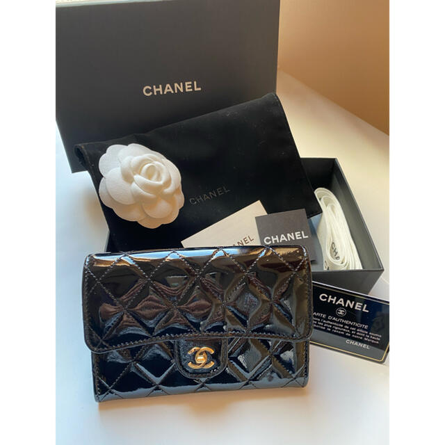 白 フリル付 【美品】CHANEL エナメル素材 折り財布 - 通販 - auto