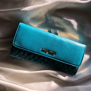 miumiu二つ折り財布 ターコイズブルー