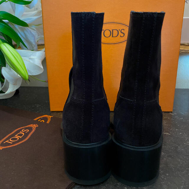TOD'S(トッズ)のトッズの上質でとてもお洒落なスエードハーフブーツ レディースの靴/シューズ(ブーツ)の商品写真