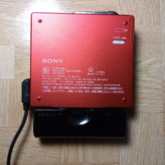 WALKMAN(ウォークマン)のsony MD walkman mz-r909 レッド スマホ/家電/カメラのオーディオ機器(ポータブルプレーヤー)の商品写真