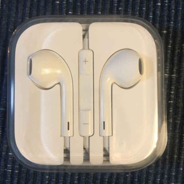 Apple(アップル)のEarPods iPhone6s付属 スマホ/家電/カメラのオーディオ機器(ヘッドフォン/イヤフォン)の商品写真