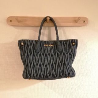 ミュウミュウ(miumiu)の【美品】ミュウミュウ♡マトラッセ(ハンドバッグ)