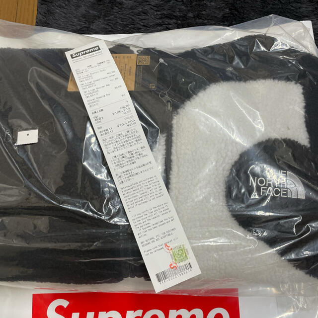 Supreme(シュプリーム)のSupreme TNF S Logo Hooded Fleece Jacket黒 メンズのジャケット/アウター(ブルゾン)の商品写真