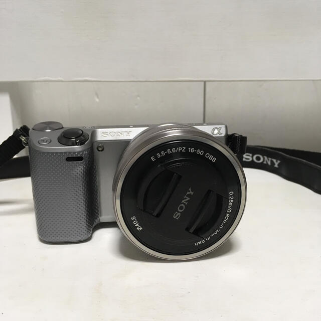 SONY NEX-5T 美品　レザーストラップ付き　　カメラ　一眼レフ