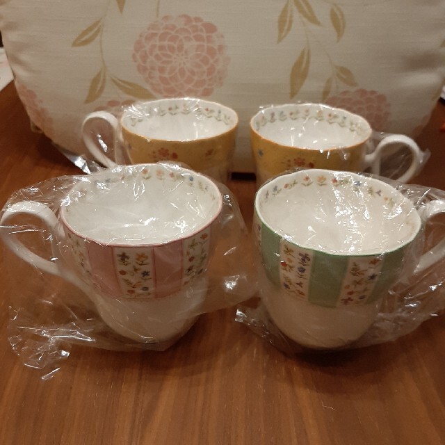 Noritake(ノリタケ)の★値下げ★ノリタケ トゥルーラブ マグカップ4個セット インテリア/住まい/日用品のキッチン/食器(食器)の商品写真