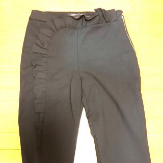 ザラ(ZARA)のZARAスタイリッシュ黒フリルパンツ(カジュアルパンツ)