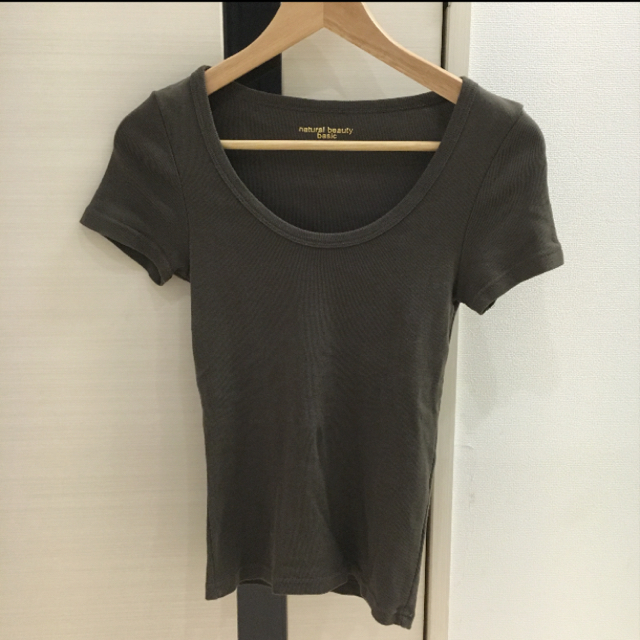 NATURAL BEAUTY BASIC(ナチュラルビューティーベーシック)のスリム美ラインのTシャツ カーキ レディースのトップス(Tシャツ(半袖/袖なし))の商品写真