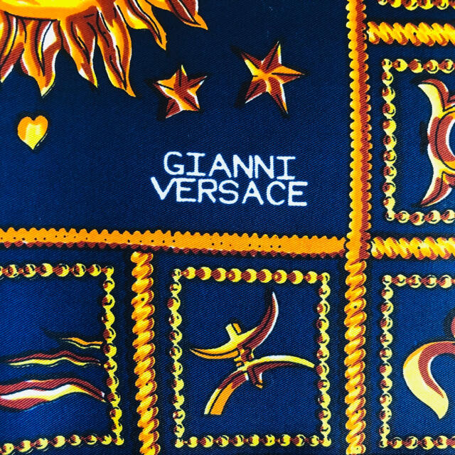 Gianni Versace(ジャンニヴェルサーチ)の【⭐️超美品】ヴェルサーチ/シルク/スカーフ/傷なし、汚れなし レディースのファッション小物(バンダナ/スカーフ)の商品写真