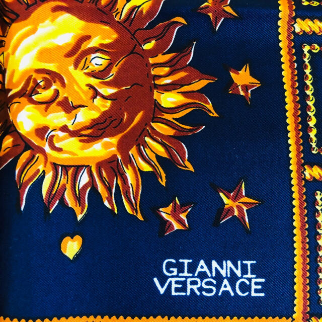 Gianni Versace(ジャンニヴェルサーチ)の【⭐️超美品】ヴェルサーチ/シルク/スカーフ/傷なし、汚れなし レディースのファッション小物(バンダナ/スカーフ)の商品写真