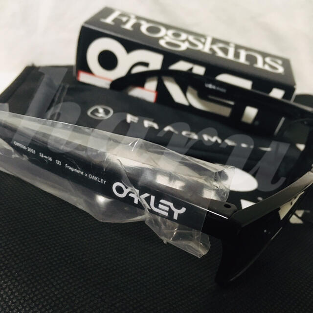 Oakley(オークリー)のFROGSKINS XS Fragment メンズのファッション小物(サングラス/メガネ)の商品写真