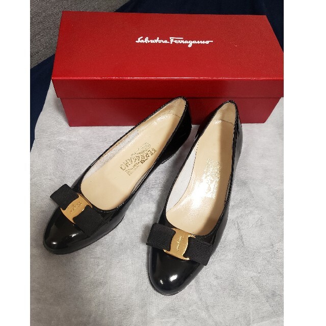 Salvatore Ferragamo(サルヴァトーレフェラガモ)のFerragamo VARA エナメル パンプス ブラック 23.5cm 6C黒 レディースの靴/シューズ(ハイヒール/パンプス)の商品写真