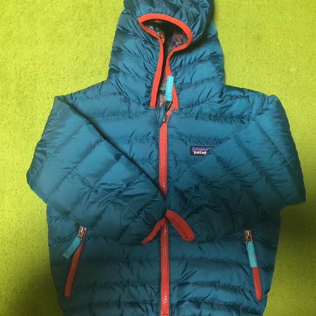 patagonia(パタゴニア)のパタゴニア2T キッズダウンジャケト キッズ/ベビー/マタニティのキッズ服男の子用(90cm~)(ジャケット/上着)の商品写真