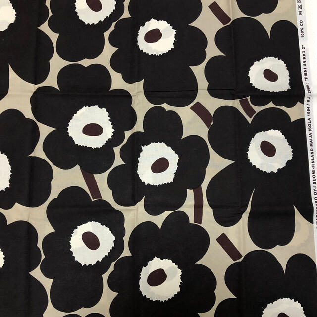 marimekko(マリメッコ)のマリメッコ  生地　ピエニウニッコ　ベージュ系　生地幅×60 ハンドメイドの素材/材料(生地/糸)の商品写真