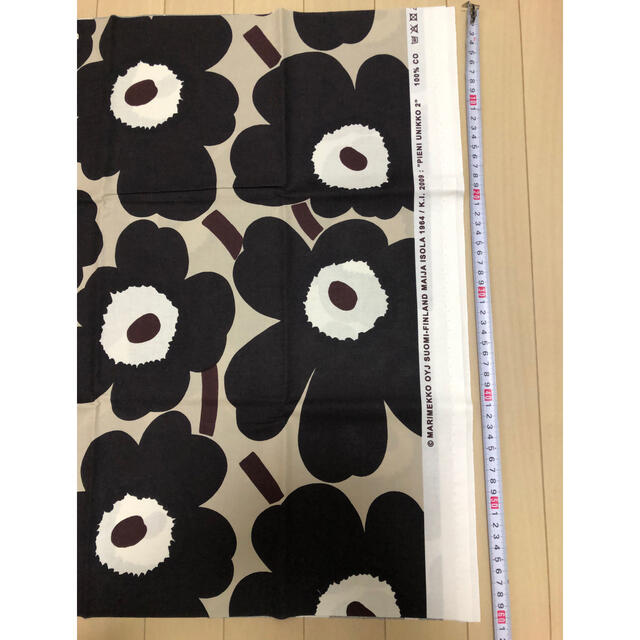 marimekko(マリメッコ)のマリメッコ  生地　ピエニウニッコ　ベージュ系　生地幅×60 ハンドメイドの素材/材料(生地/糸)の商品写真