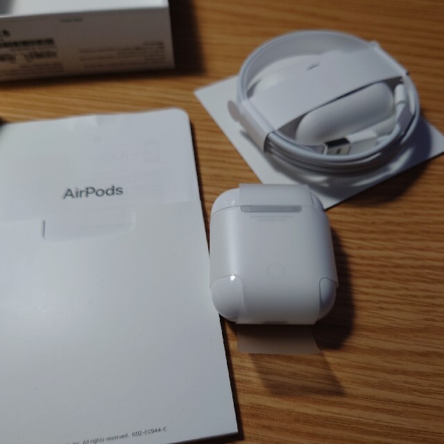 Apple(アップル)の第1世代AirPods 備品・箱あり スマホ/家電/カメラのオーディオ機器(ヘッドフォン/イヤフォン)の商品写真